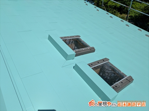 茅野市白樺高原別荘屋根カバー工法　施工後の屋根　トップライト周辺